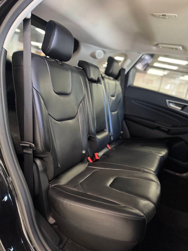 Ford Edge Vehicle Full-screen Gallery Image 13