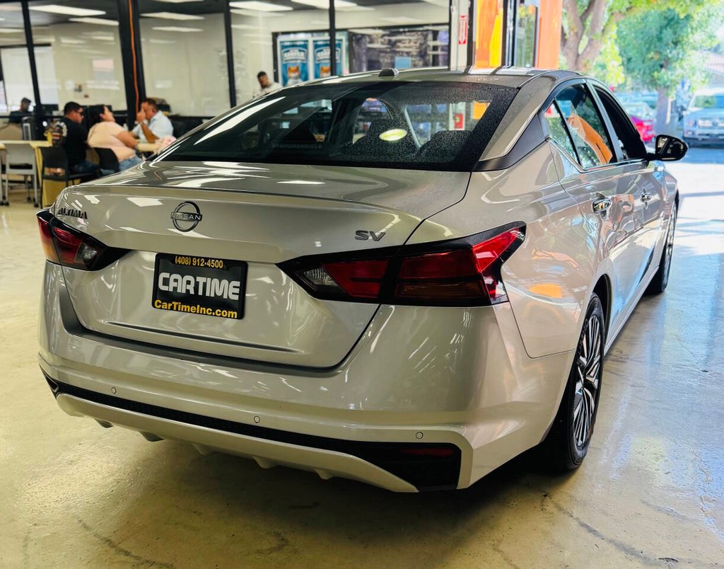 Nissan Altima Vehicle Full-screen Gallery Image 06