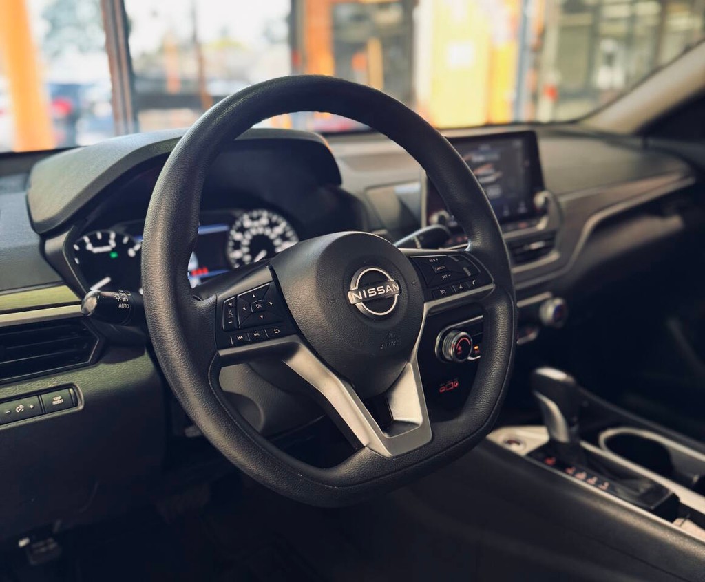 Nissan Altima Vehicle Full-screen Gallery Image 08