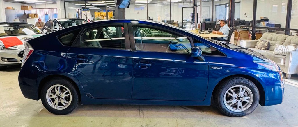 Toyota Prius Vehicle Full-screen Gallery Image 02