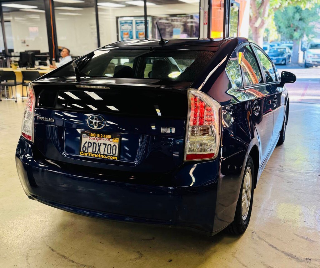 Toyota Prius Vehicle Full-screen Gallery Image 05