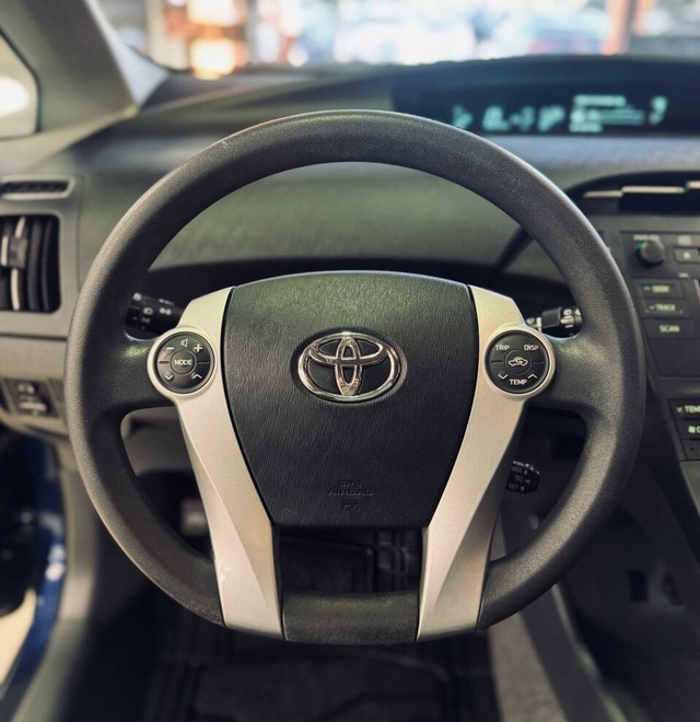 Toyota Prius Vehicle Full-screen Gallery Image 06