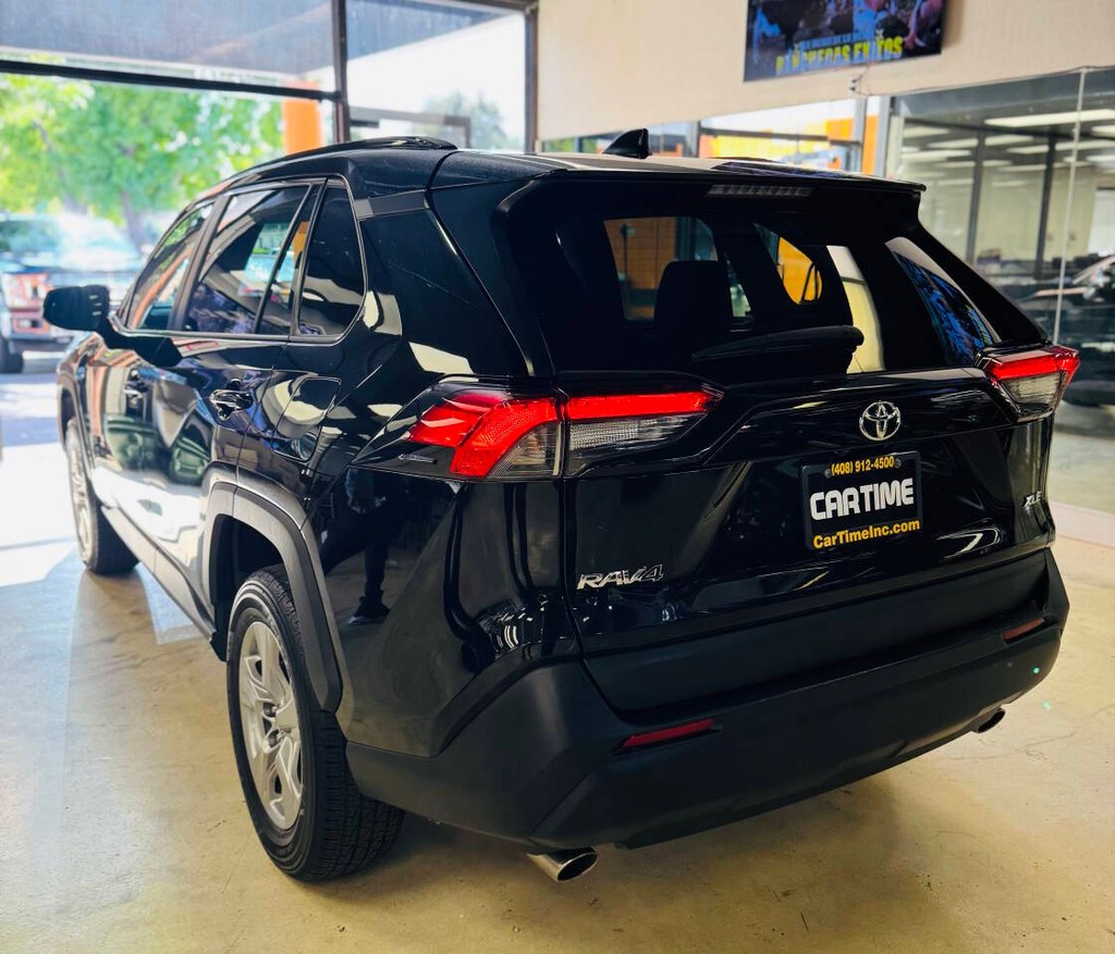 Toyota RAV4 Vehicle Full-screen Gallery Image 04