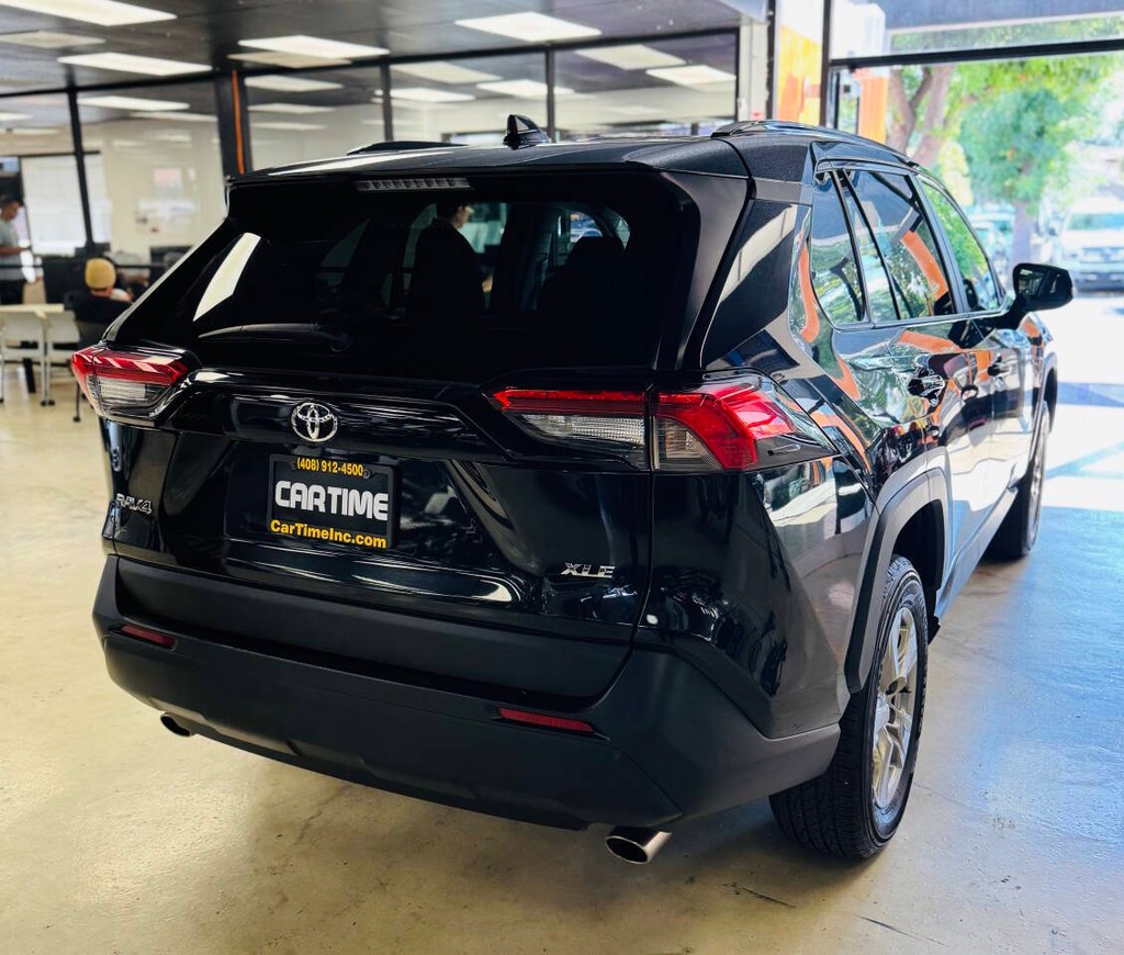 Toyota RAV4 Vehicle Full-screen Gallery Image 06