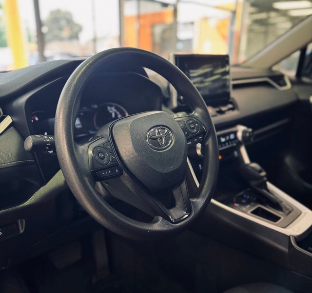 Toyota RAV4 Vehicle Full-screen Gallery Image 08