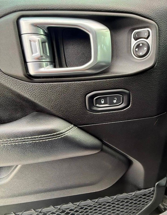 Jeep Wrangler Unlimited Vehicle Full-screen Gallery Image 17