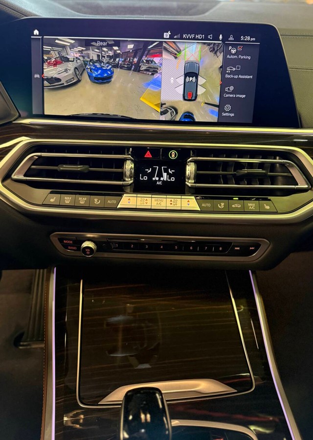 BMW X5 Vehicle Full-screen Gallery Image 09