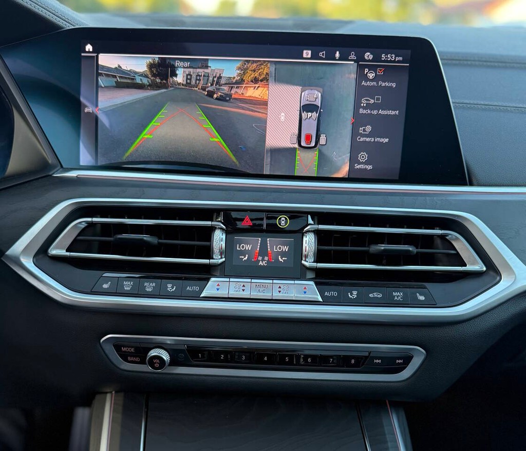 BMW X7 Vehicle Full-screen Gallery Image 09