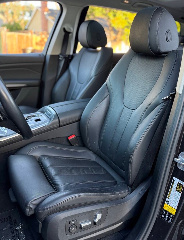 BMW X7 Vehicle Full-screen Gallery Image 12