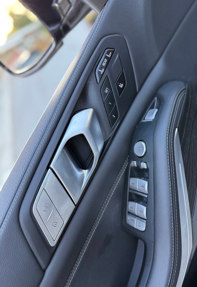 BMW X7 Vehicle Full-screen Gallery Image 15