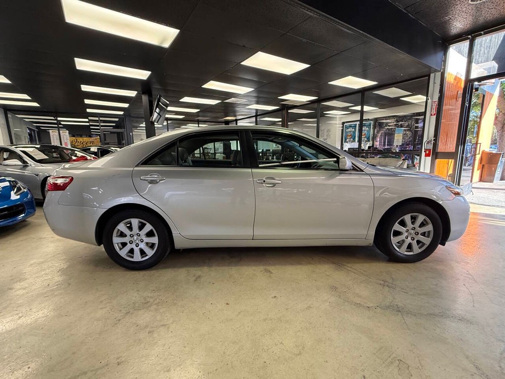 Toyota Camry Vehicle Full-screen Gallery Image 03