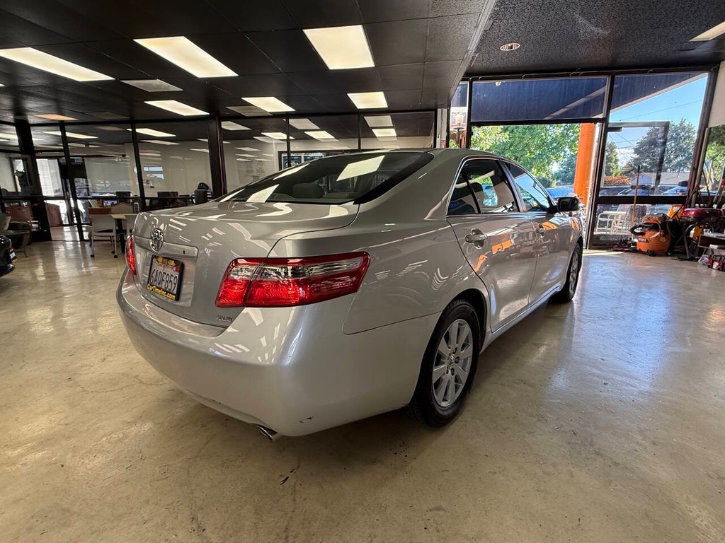 Toyota Camry Vehicle Full-screen Gallery Image 04