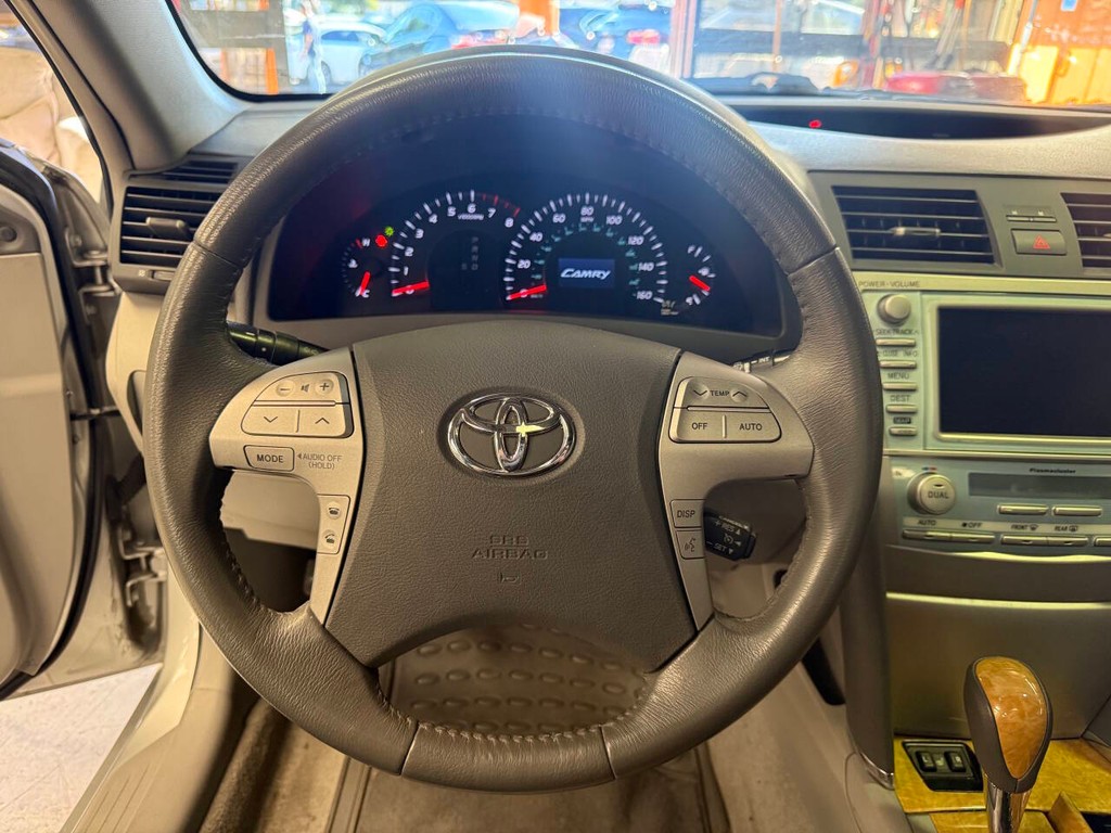 Toyota Camry Vehicle Full-screen Gallery Image 11