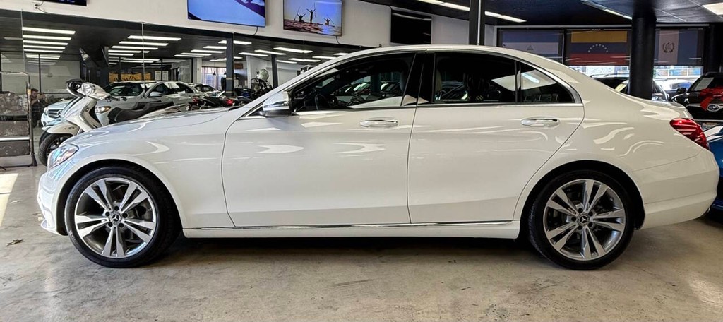 Mercedes-Benz C-Class Vehicle Full-screen Gallery Image 02