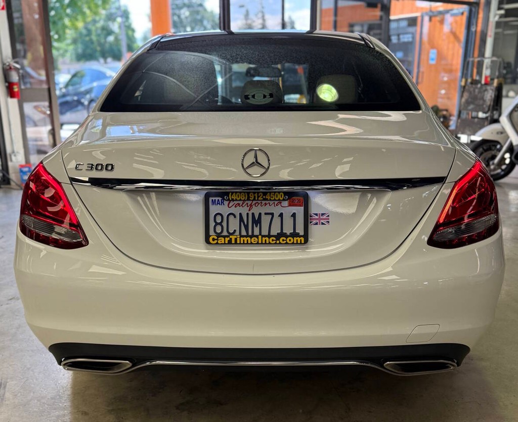 Mercedes-Benz C-Class Vehicle Full-screen Gallery Image 05