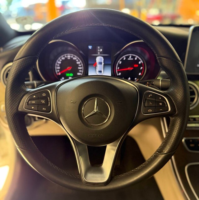 Mercedes-Benz C-Class Vehicle Full-screen Gallery Image 08