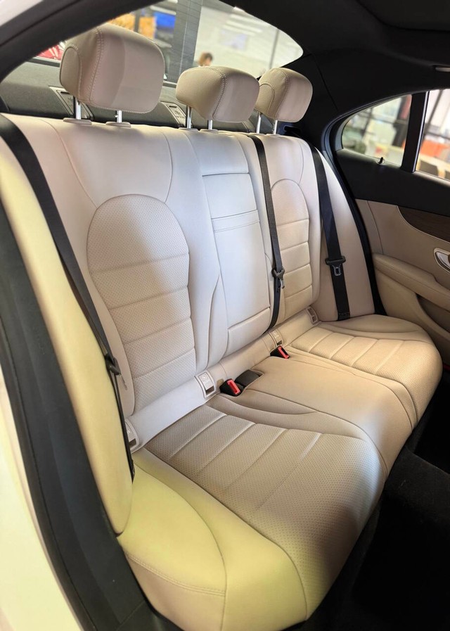 Mercedes-Benz C-Class Vehicle Full-screen Gallery Image 12