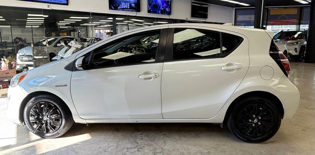 Toyota Prius c Vehicle Full-screen Gallery Image 02