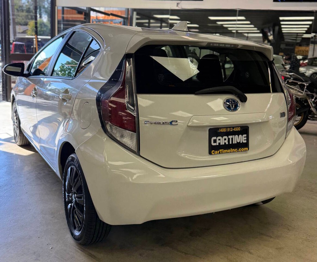 Toyota Prius c Vehicle Full-screen Gallery Image 04