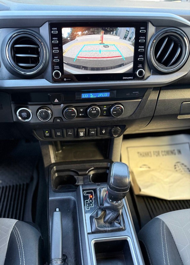 Toyota Tacoma 4WD Vehicle Full-screen Gallery Image 09