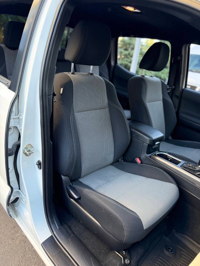 Toyota Tacoma 4WD Vehicle Full-screen Gallery Image 11