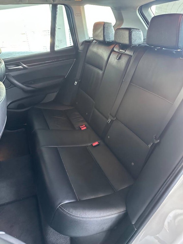 BMW X3 Vehicle Full-screen Gallery Image 10