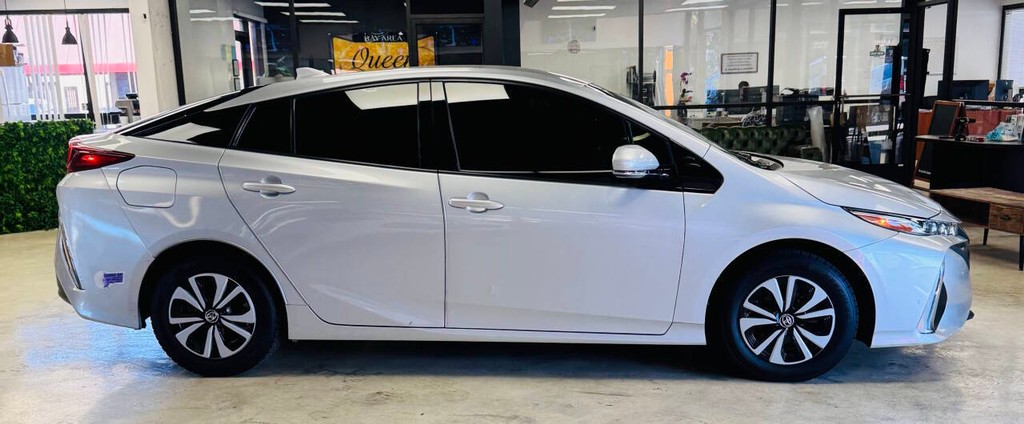 Toyota Prius Prime Vehicle Full-screen Gallery Image 03