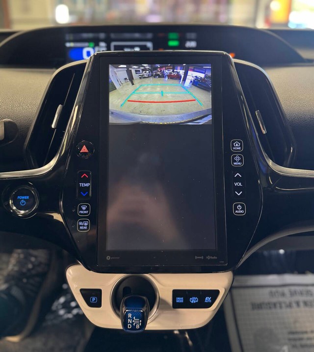 Toyota Prius Prime Vehicle Full-screen Gallery Image 10