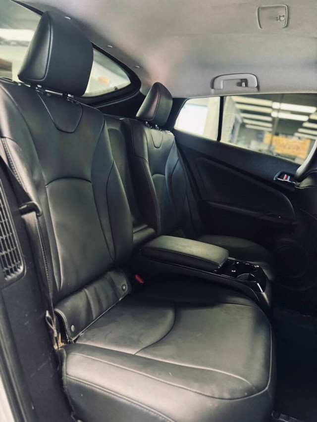 Toyota Prius Prime Vehicle Full-screen Gallery Image 14