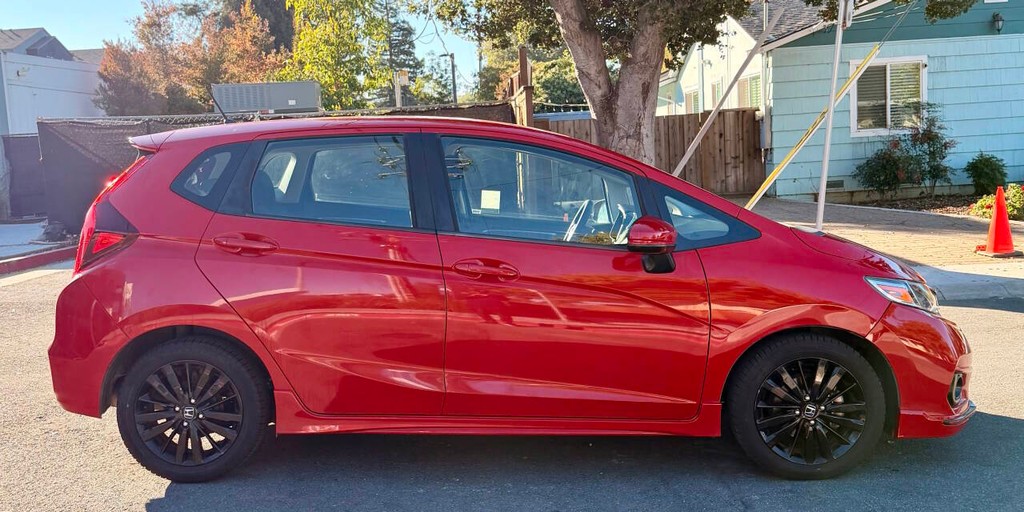 Honda Fit Vehicle Full-screen Gallery Image 03