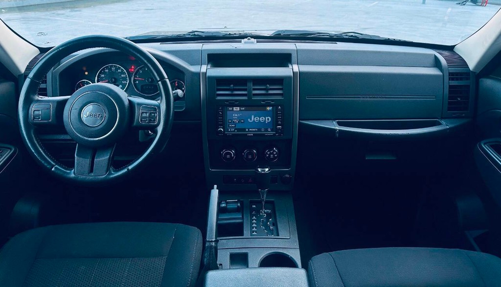 Jeep Liberty Vehicle Full-screen Gallery Image 07