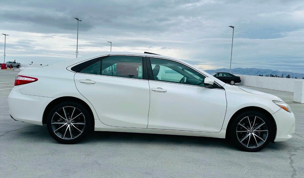 Toyota Camry Vehicle Full-screen Gallery Image 06