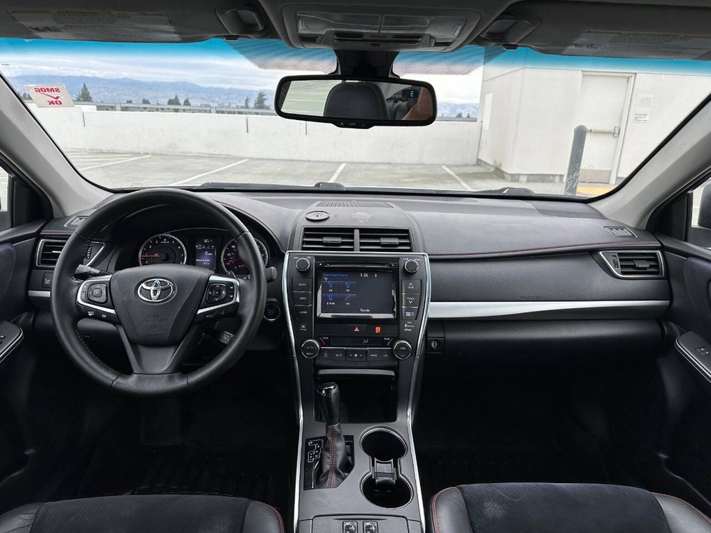 Toyota Camry Vehicle Full-screen Gallery Image 07