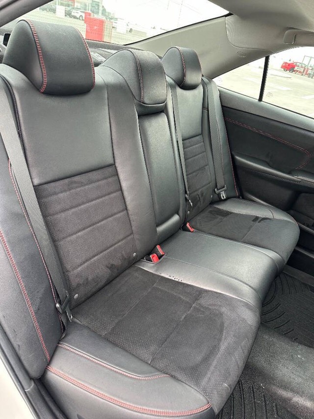 Toyota Camry Vehicle Full-screen Gallery Image 13