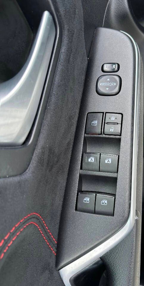 Toyota Camry Vehicle Full-screen Gallery Image 15