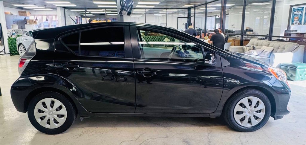 Toyota Prius c Vehicle Full-screen Gallery Image 03