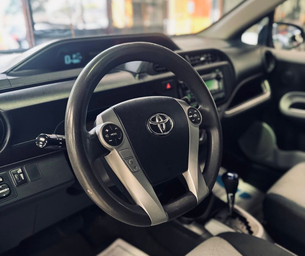 Toyota Prius c Vehicle Full-screen Gallery Image 09