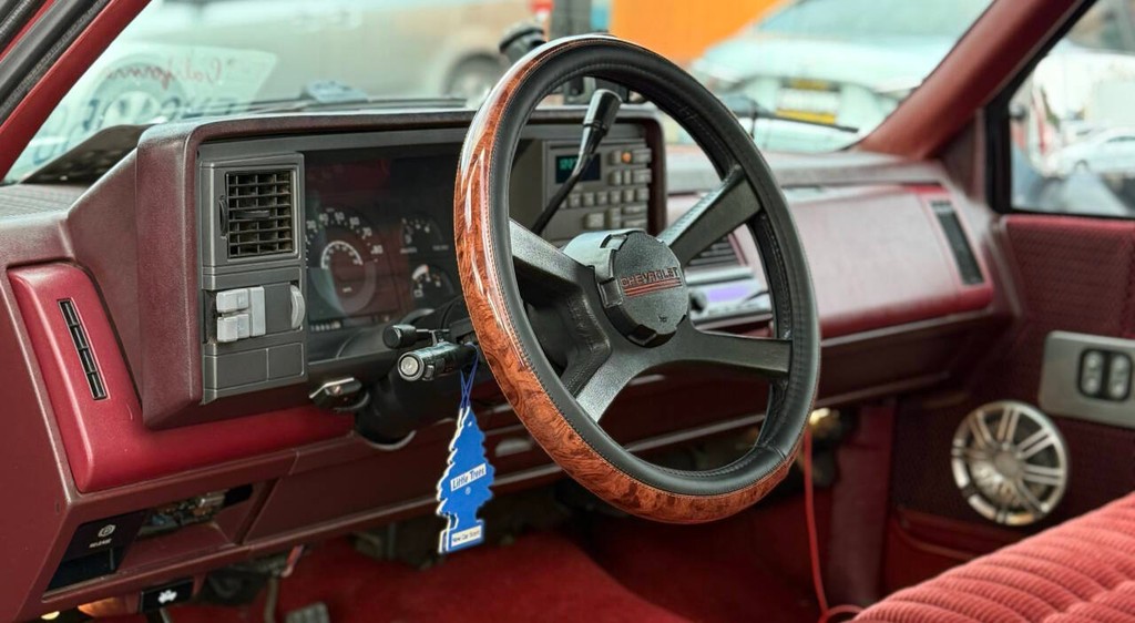 Chevrolet C/K 1500 Series Vehicle Full-screen Gallery Image 07