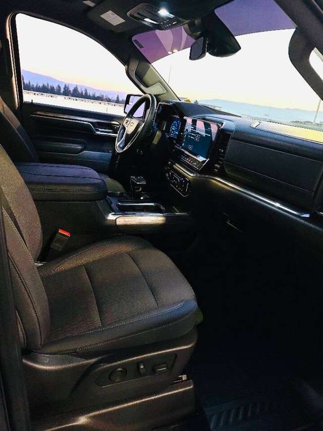 Chevrolet Silverado 1500 Vehicle Full-screen Gallery Image 13