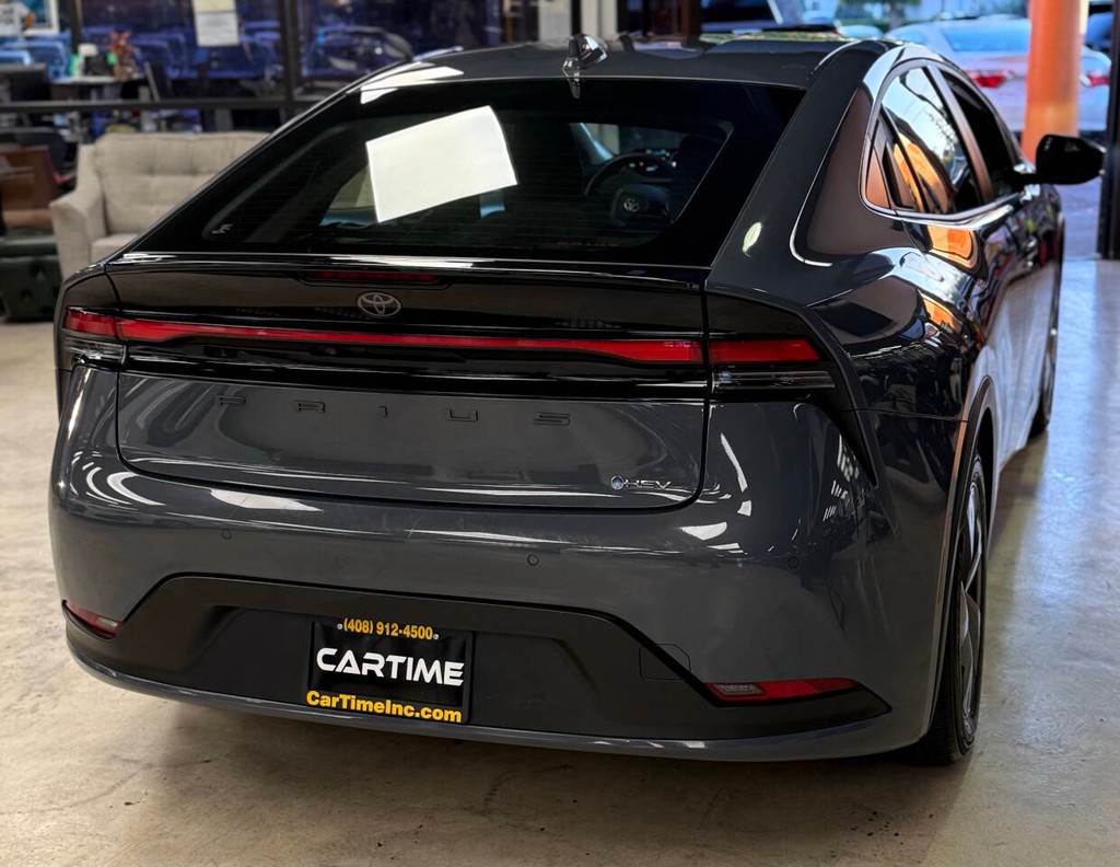 Toyota Prius Vehicle Full-screen Gallery Image 06