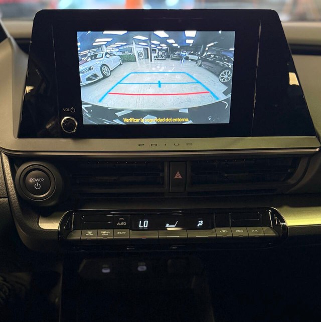 Toyota Prius Vehicle Full-screen Gallery Image 09