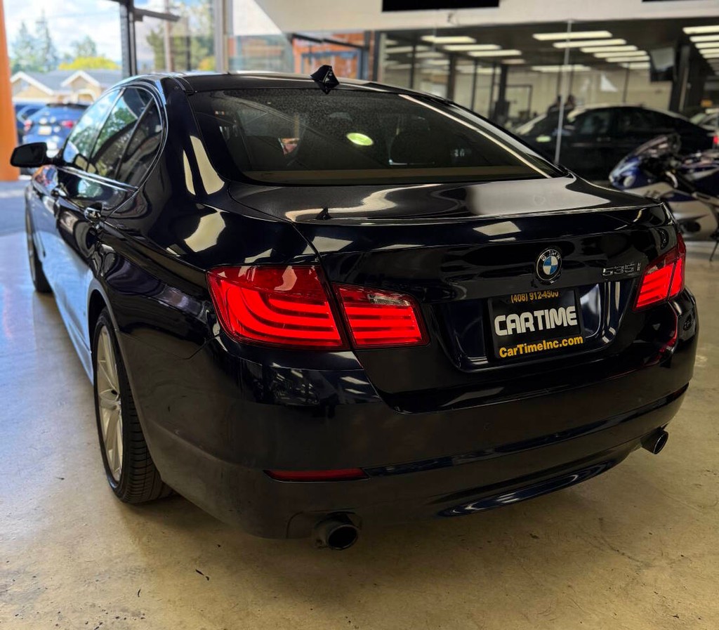 BMW 5 Series Vehicle Full-screen Gallery Image 06