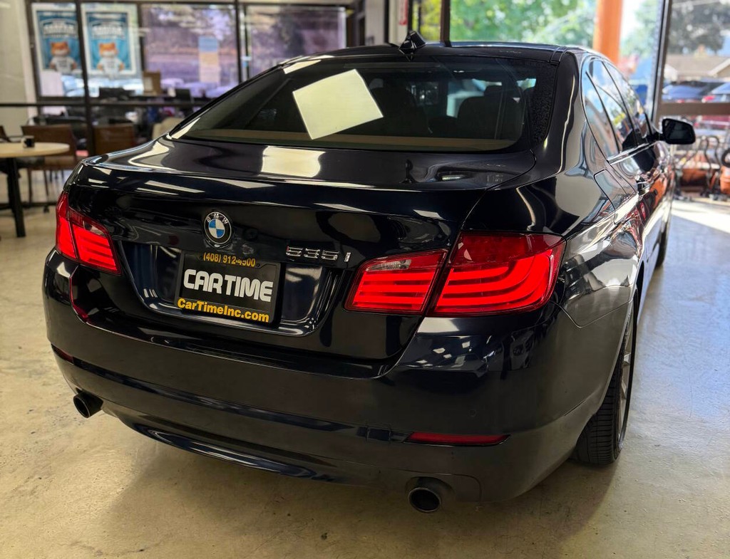 BMW 5 Series Vehicle Full-screen Gallery Image 08