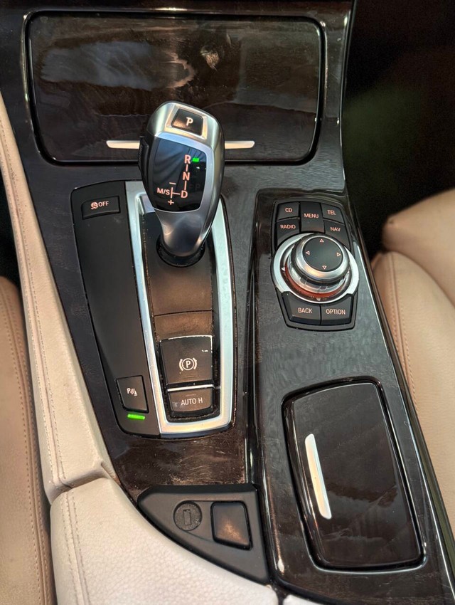BMW 5 Series Vehicle Full-screen Gallery Image 12