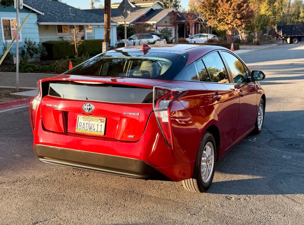 Toyota Prius Vehicle Full-screen Gallery Image 04