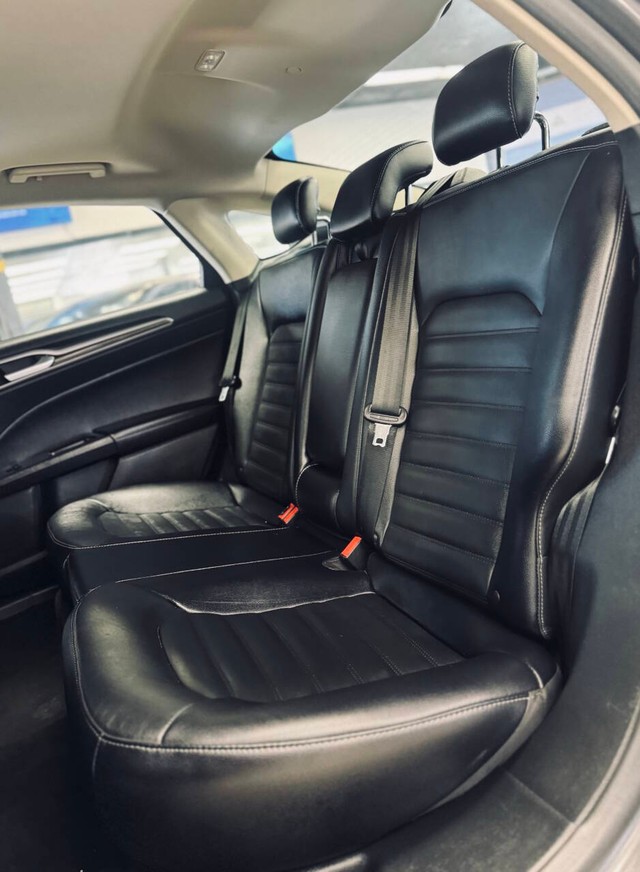 Ford Fusion Energi Vehicle Full-screen Gallery Image 13