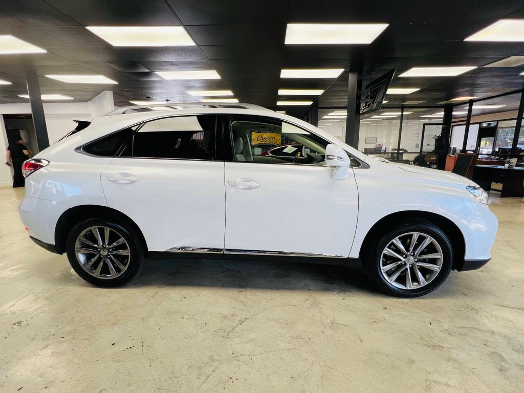 Lexus RX 450h Vehicle Full-screen Gallery Image 09