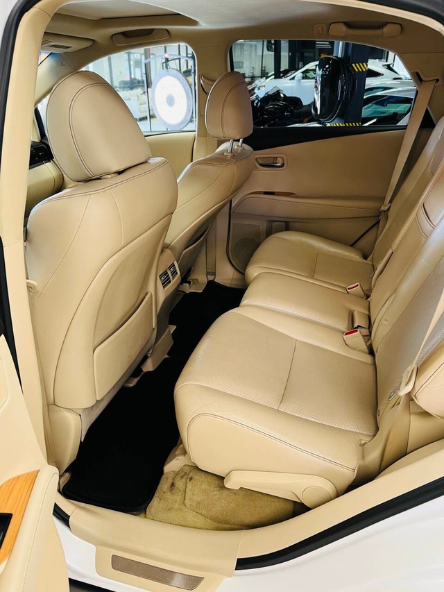 Lexus RX 450h Vehicle Full-screen Gallery Image 13