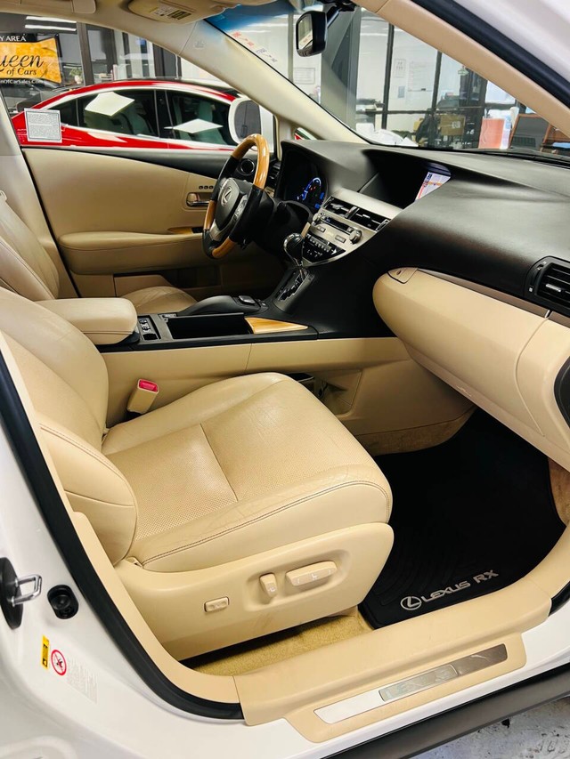 Lexus RX 450h Vehicle Full-screen Gallery Image 14