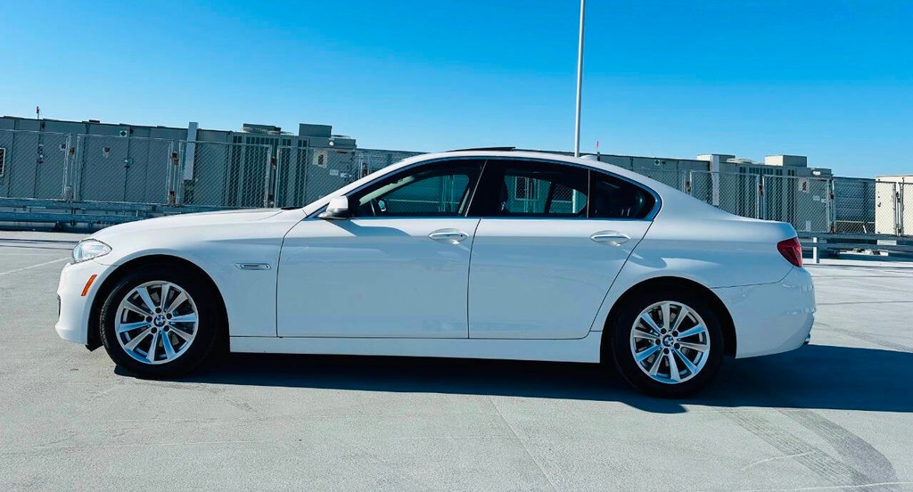 BMW 5 Series Vehicle Full-screen Gallery Image 06